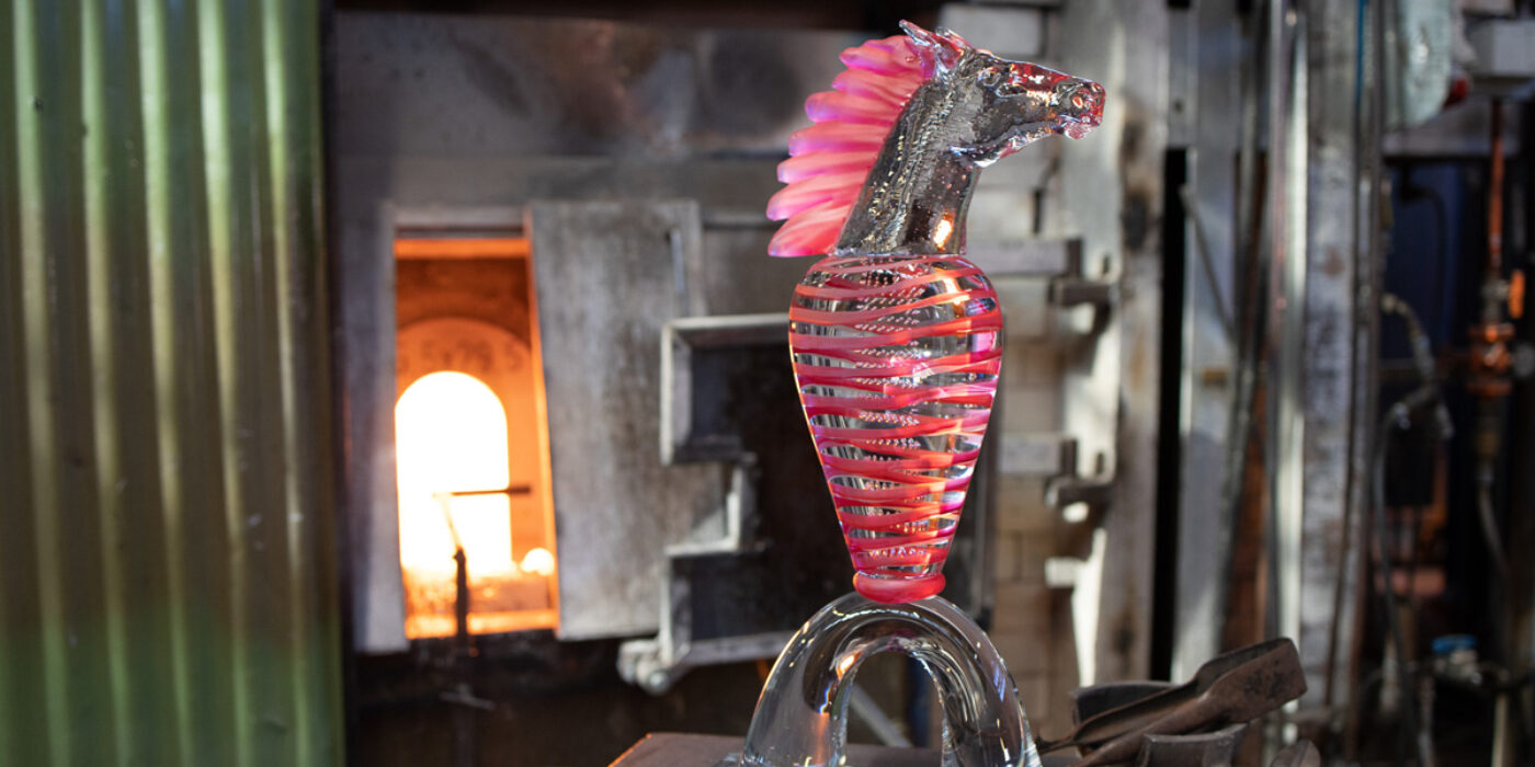 Kjell Engman formger Elitloppets hederspris