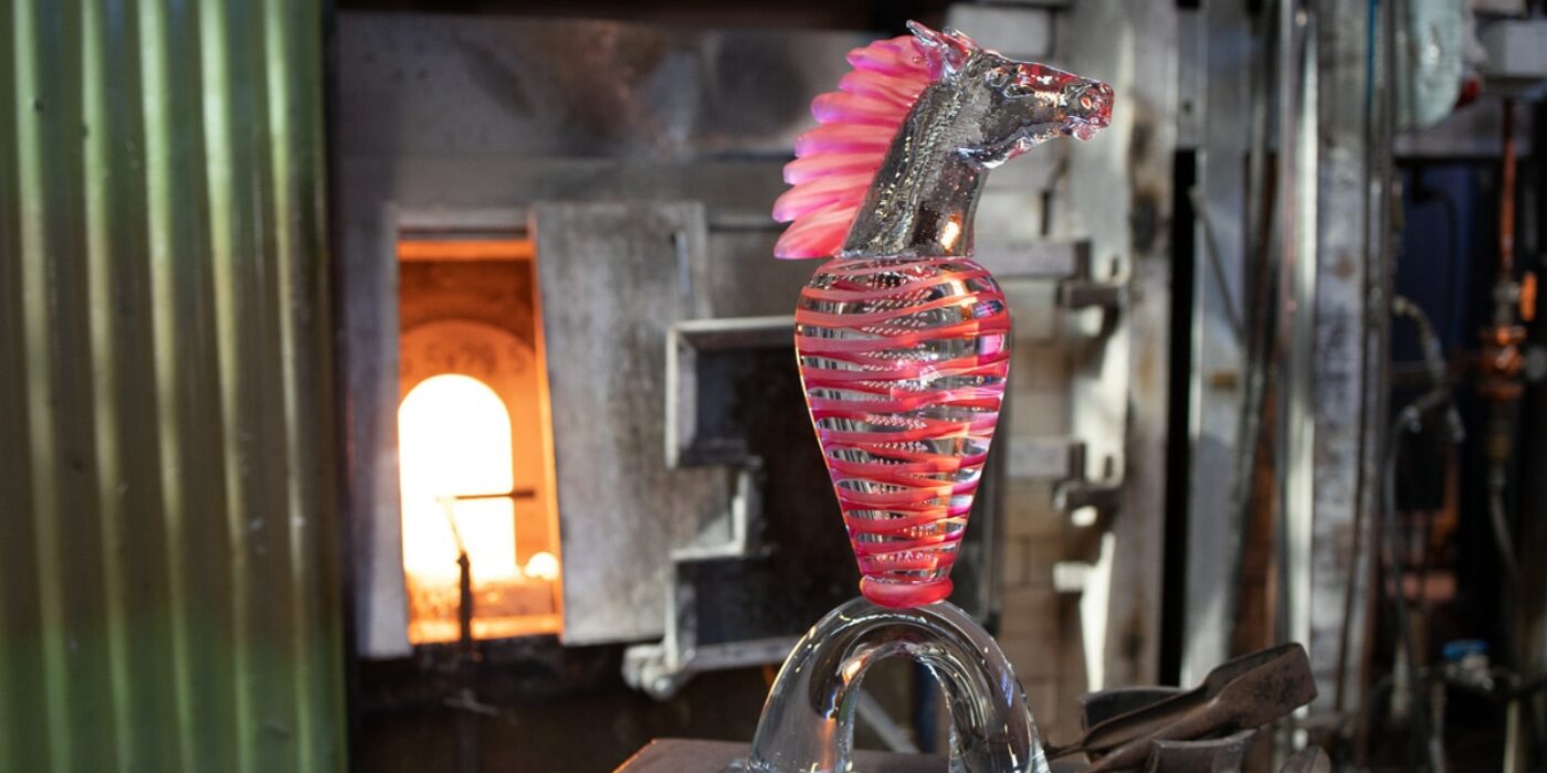 Kjell Engman formger Elitloppets hederspris