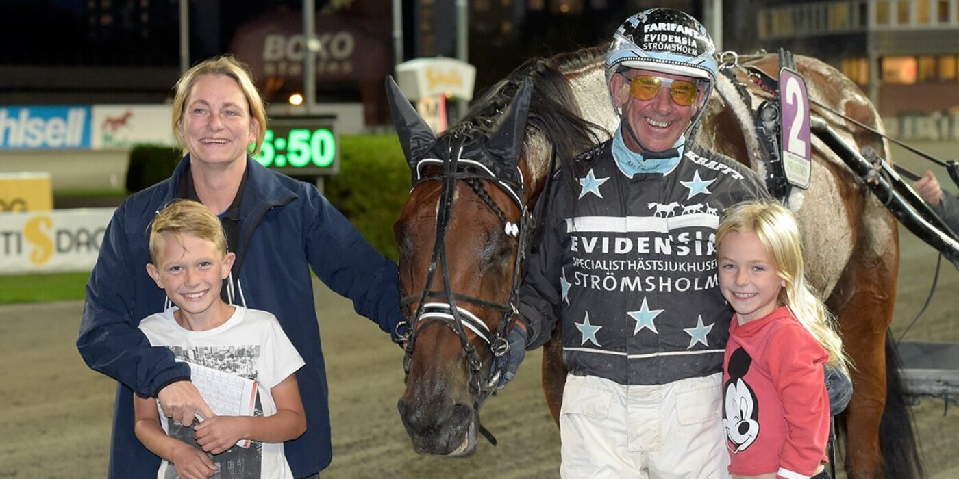 V64 Solvalla: Athos Race enorm efter stor startgalopp